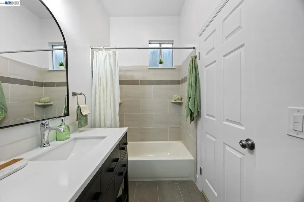 1526 Munson Way Oakland CA 94606