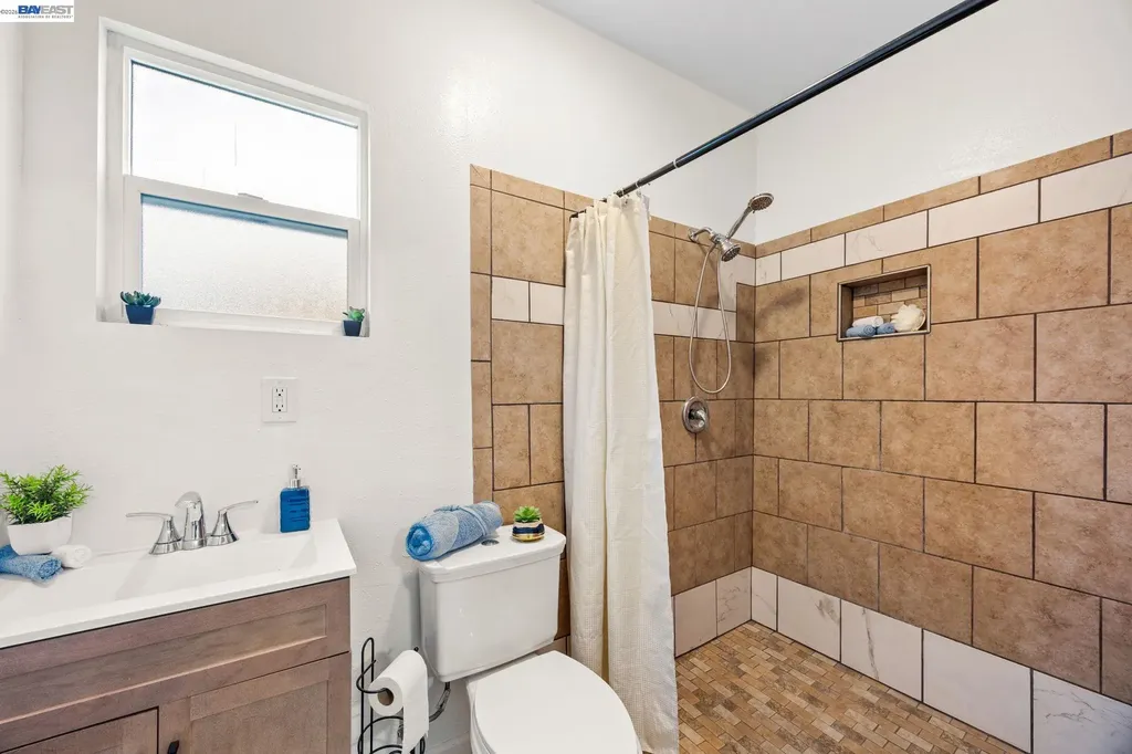 1526 Munson Way Oakland CA 94606