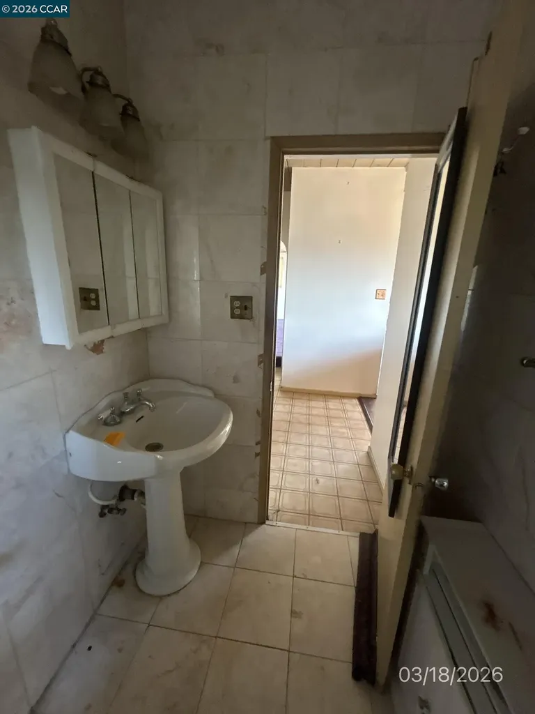 6233 Leona Street Oakland CA 94605