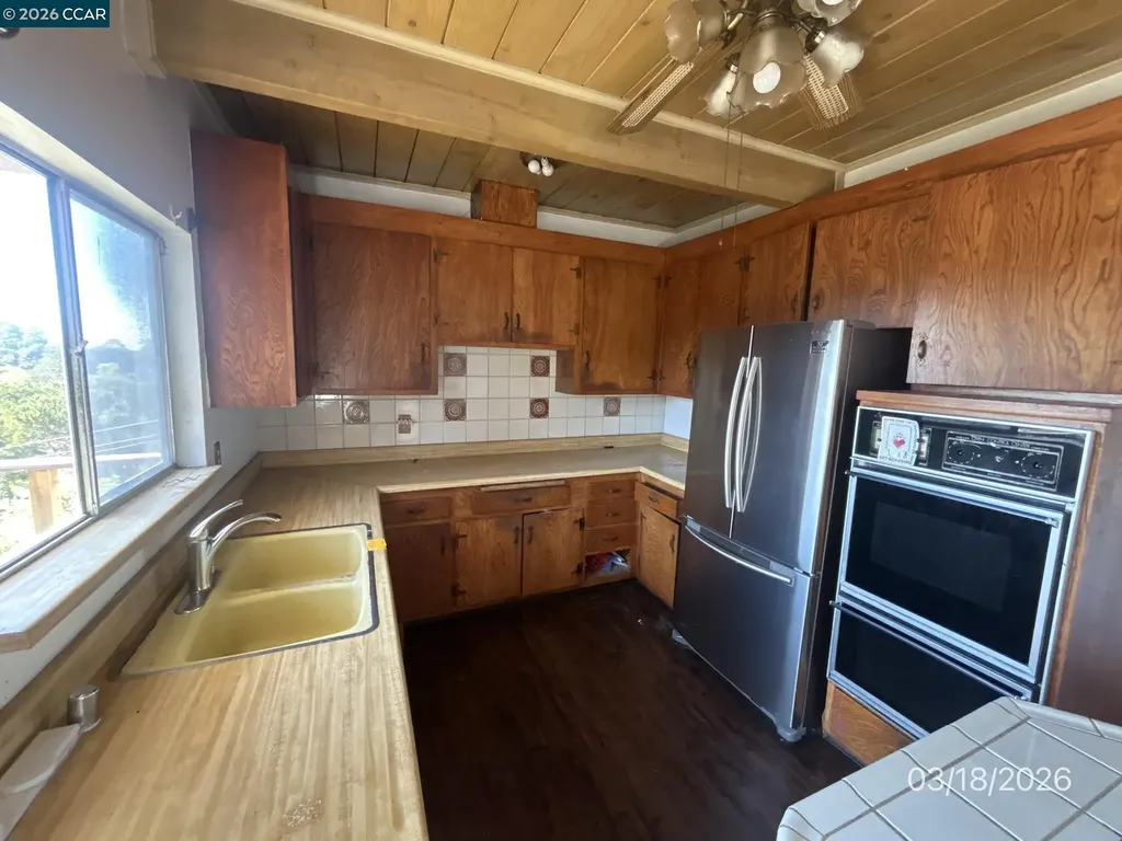 6233 Leona Street Oakland CA 94605