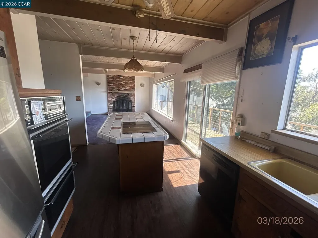 6233 Leona Street Oakland CA 94605