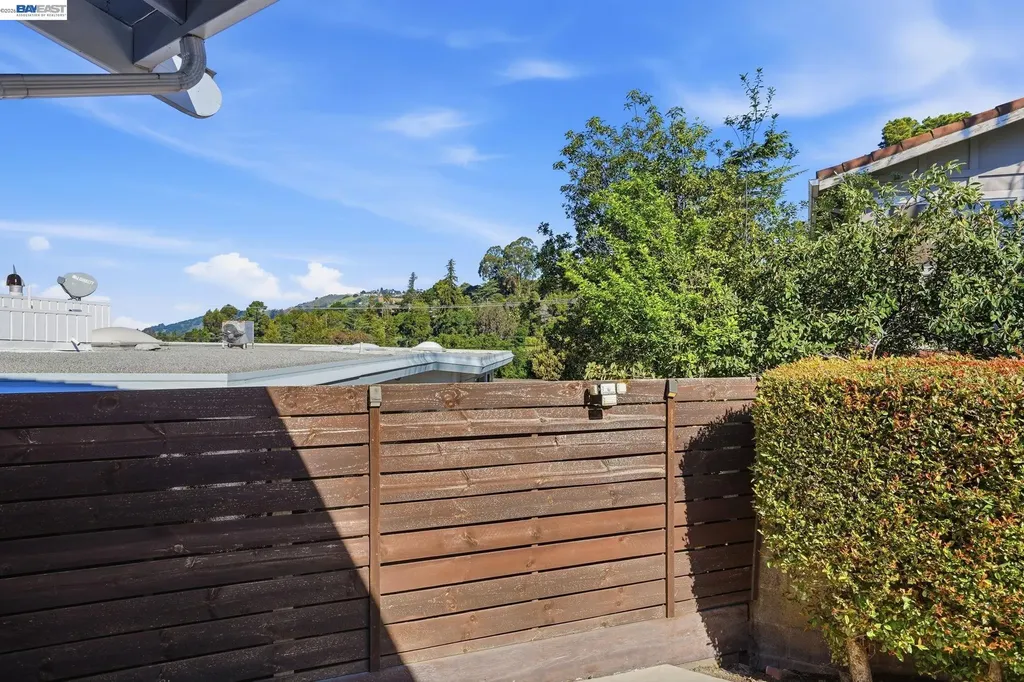 15 Sequoyah View Court Oakland CA 94605