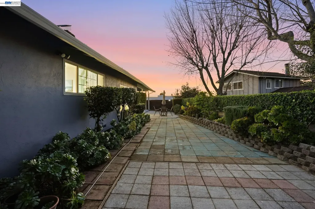 15 Sequoyah View Court Oakland CA 94605