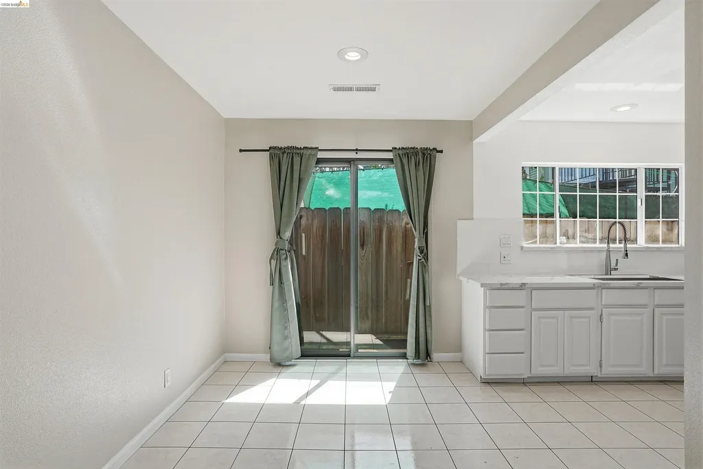 3012 Minna Avenue Oakland CA 94619