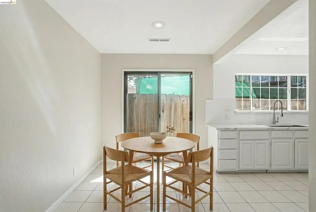 3012 Minna Avenue Oakland CA 94619