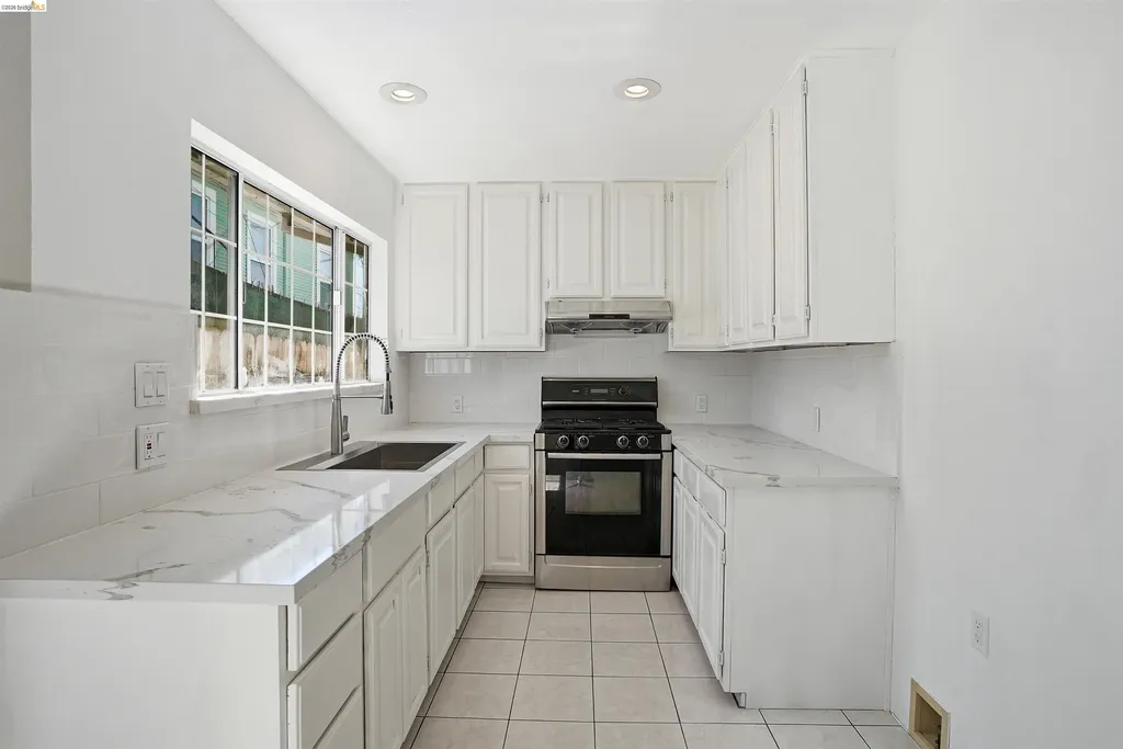 3012 Minna Avenue Oakland CA 94619