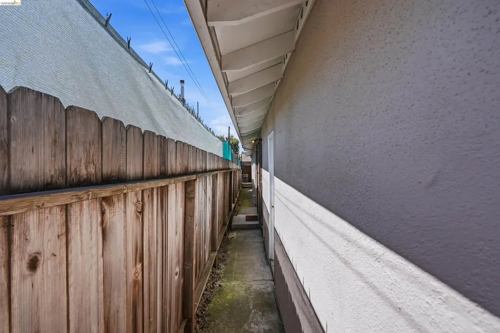 3012 Minna Avenue Oakland CA 94619