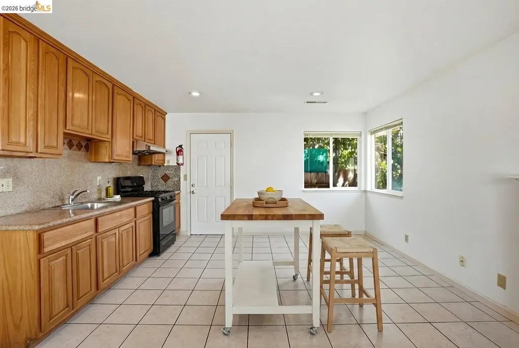 3012 Minna Avenue Oakland CA 94619