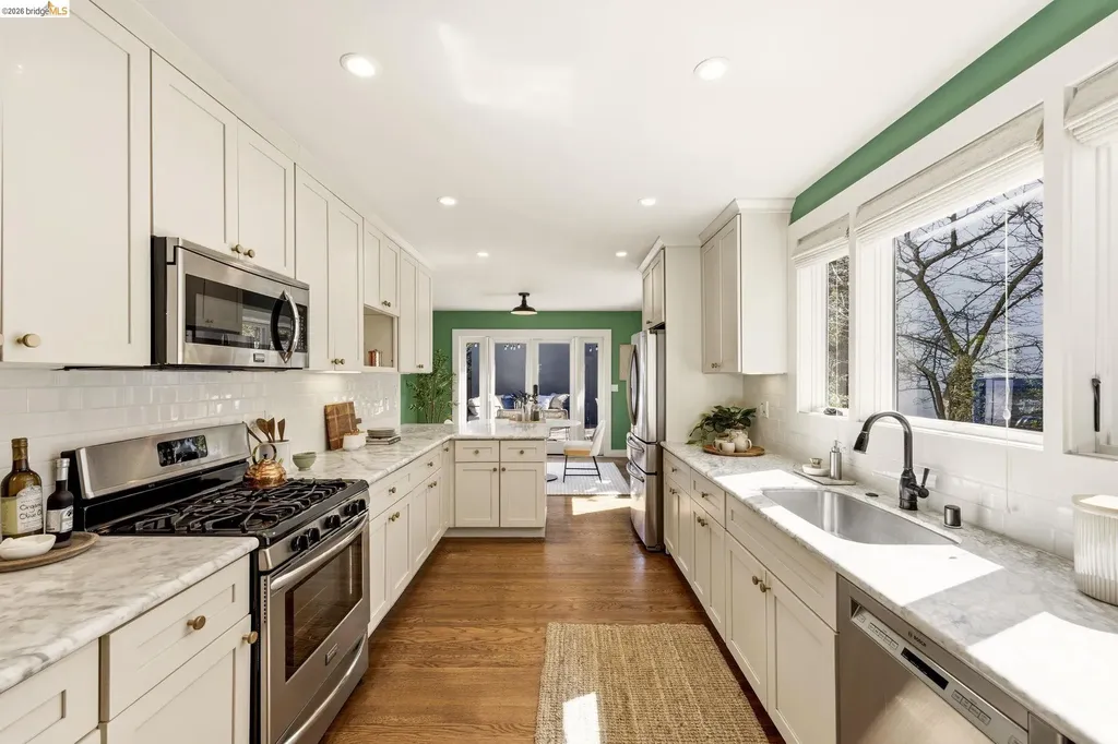 405 Van Buren Avenue Oakland CA 94610