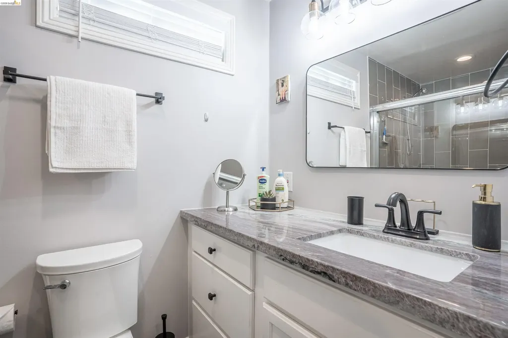 527 Chester Street Oakland CA 94607