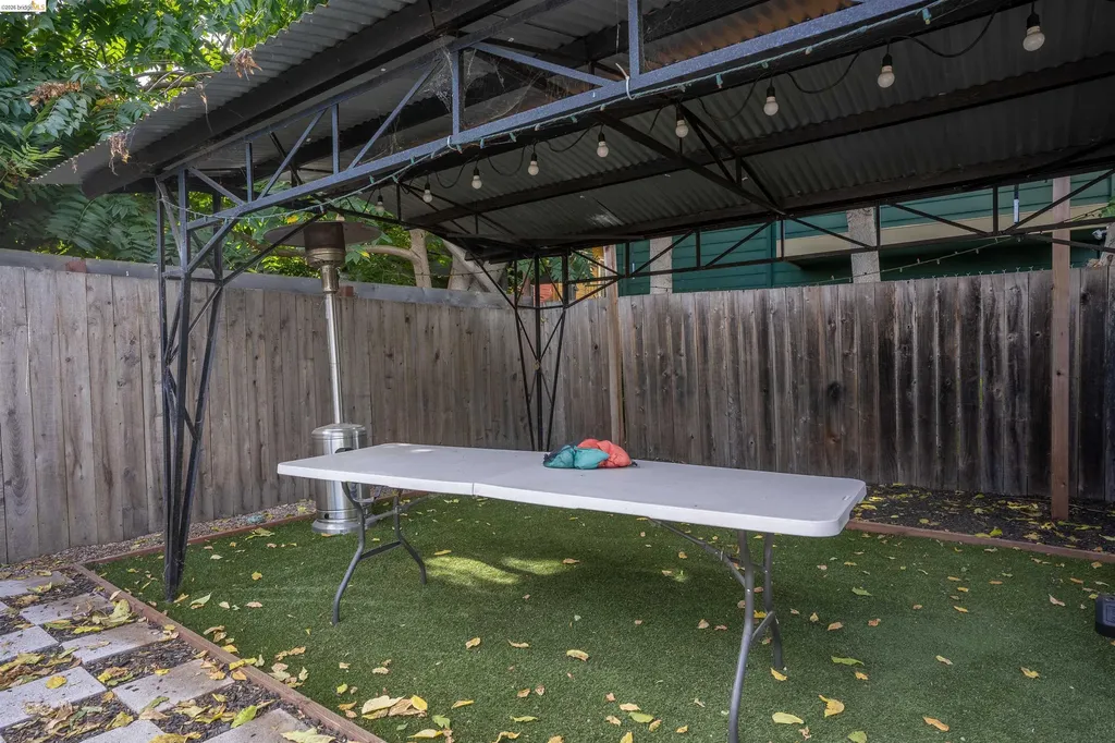 527 Chester Street Oakland CA 94607
