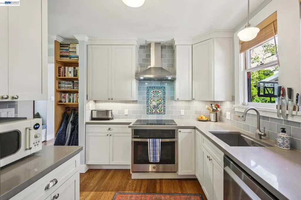 1376 Versailles Avenue Alameda CA 94501