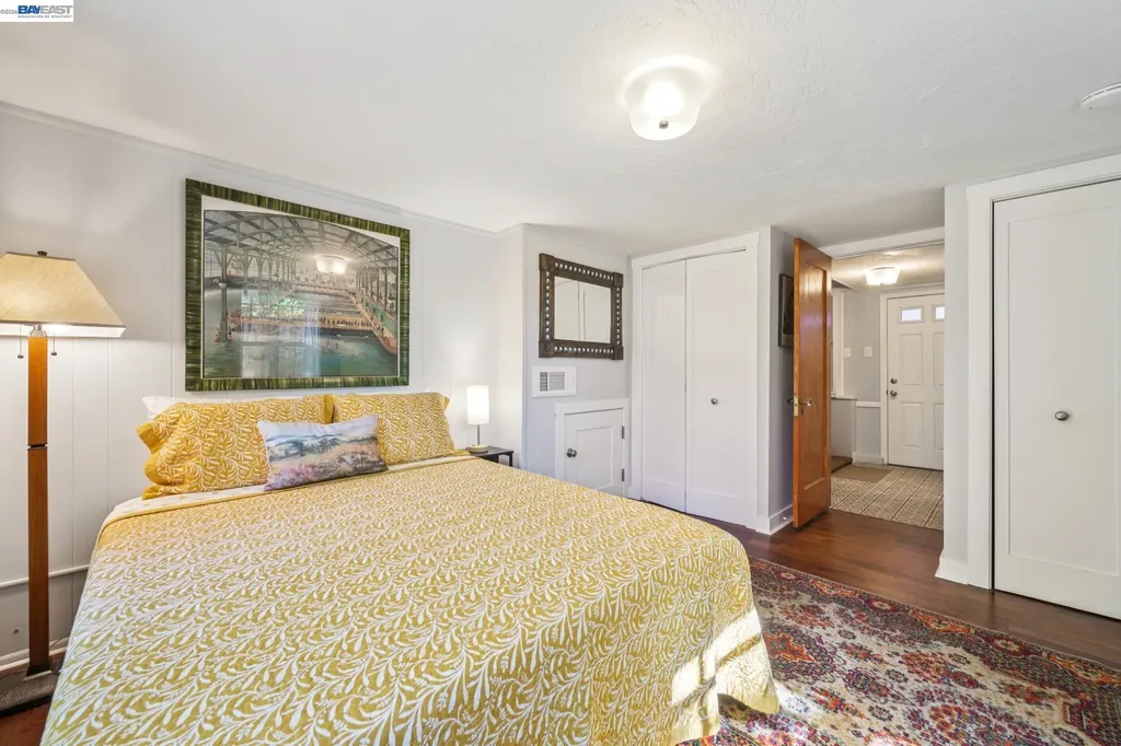 1376 Versailles Avenue Alameda CA 94501