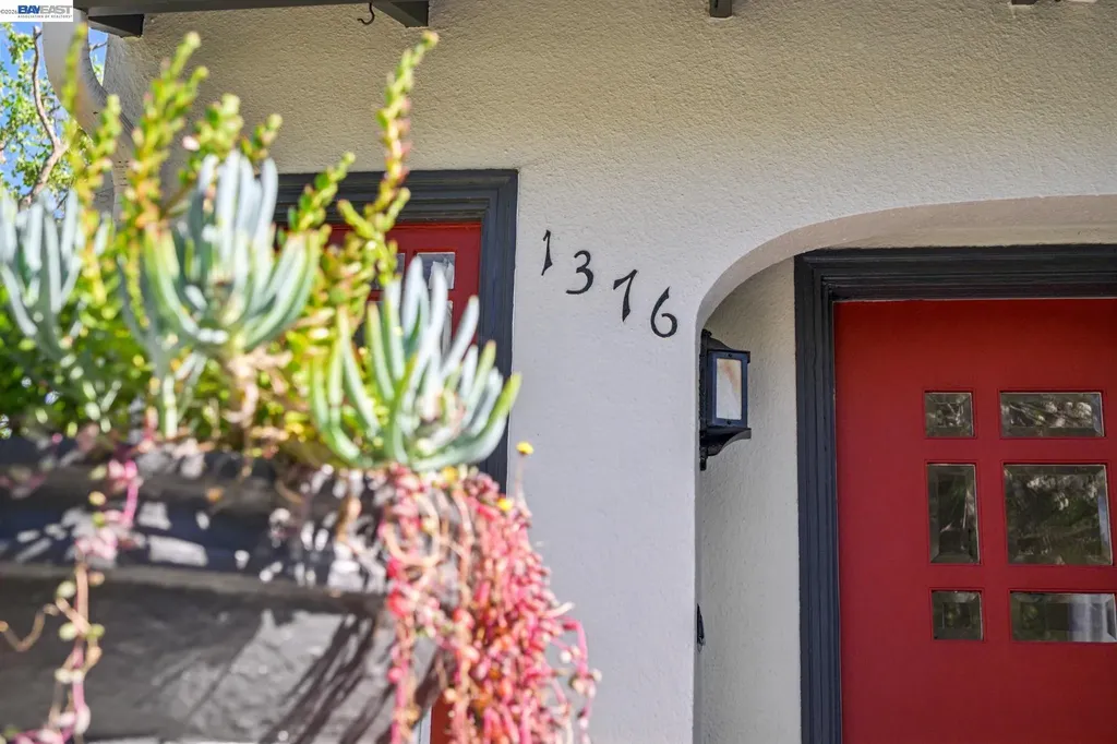 1376 Versailles Avenue Alameda CA 94501