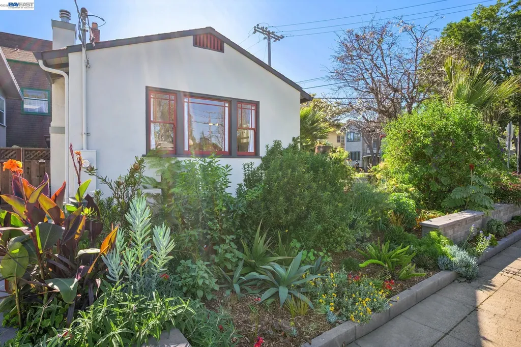 1376 Versailles Avenue Alameda CA 94501