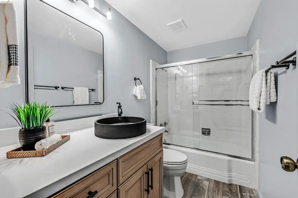3945 Harrison Street Oakland CA 94611