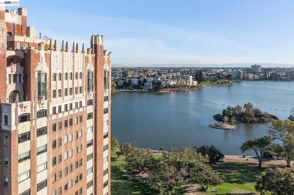 Oakland CA, 492 Staten Avenue, Unit 1002