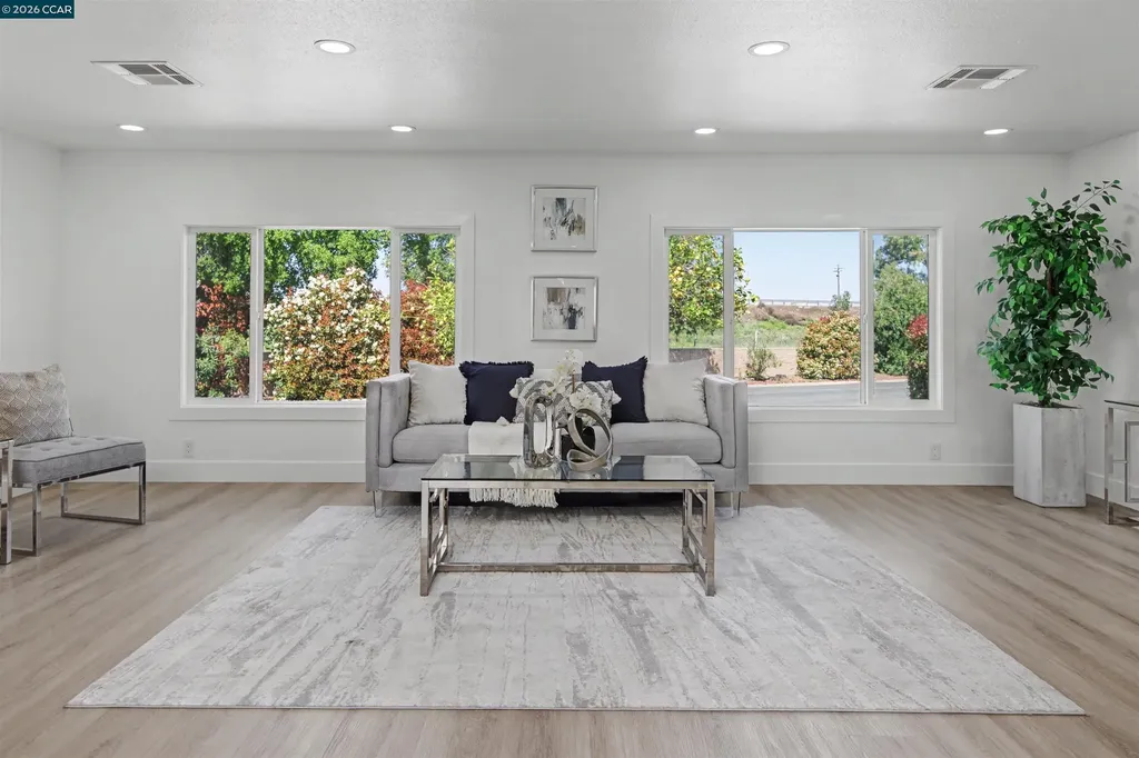 301 Avenida Flores Pacheco CA 94553