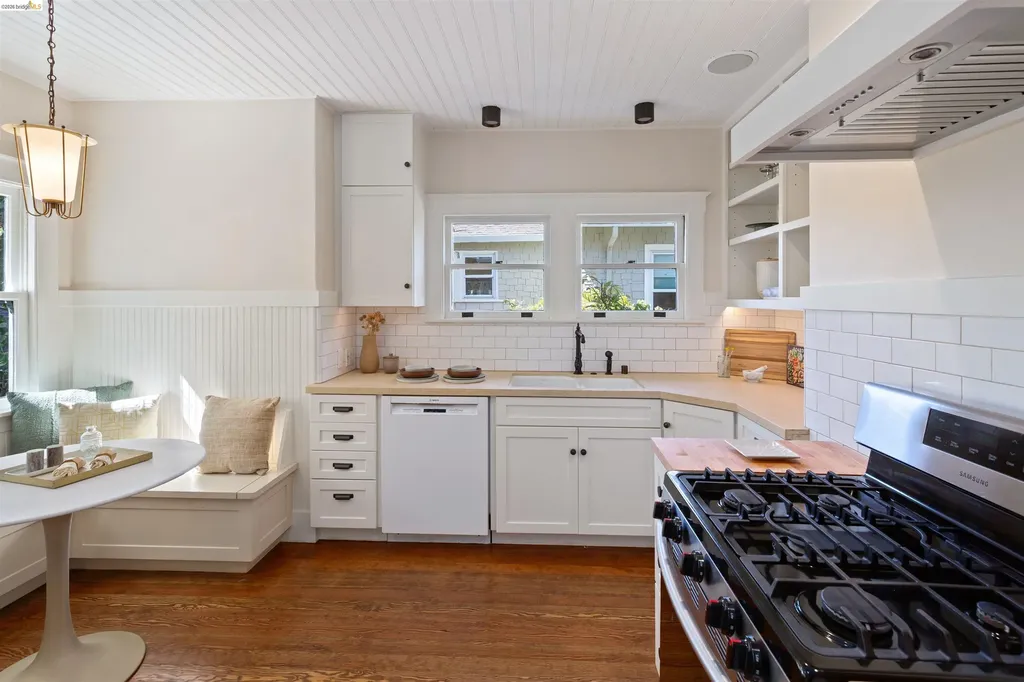 33 Ramona Avenue Oakland CA 94611