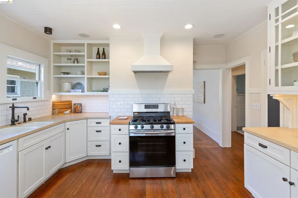 33 Ramona Avenue Oakland CA 94611