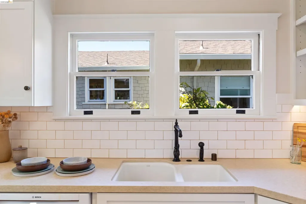 33 Ramona Avenue Oakland CA 94611