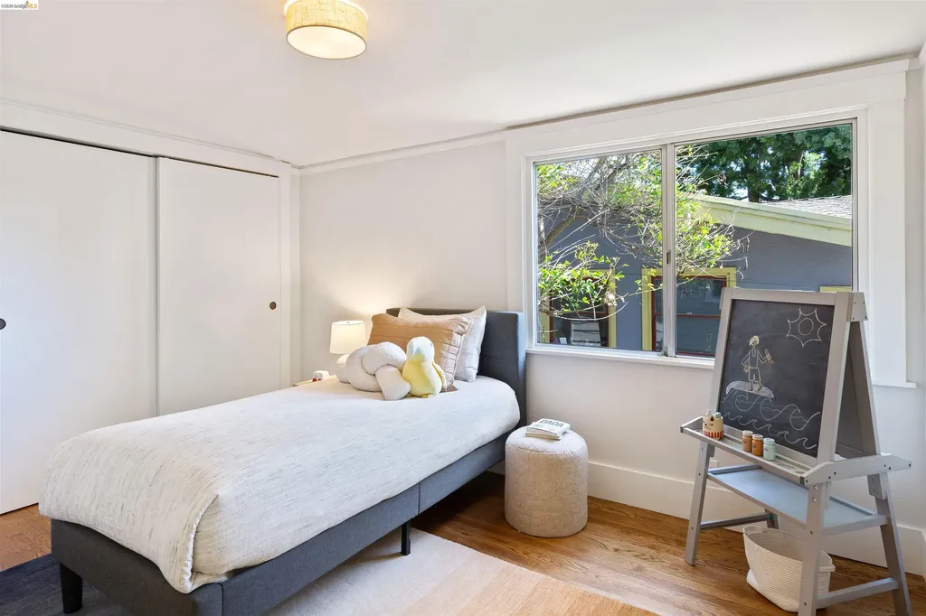 33 Ramona Avenue Oakland CA 94611
