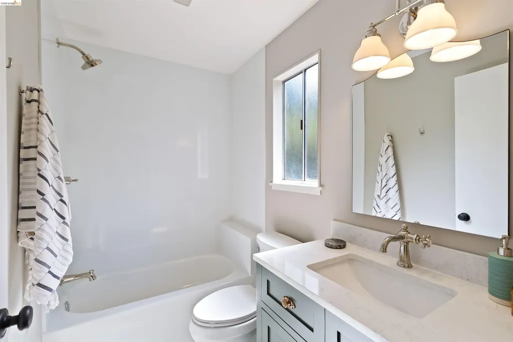 33 Ramona Avenue Oakland CA 94611