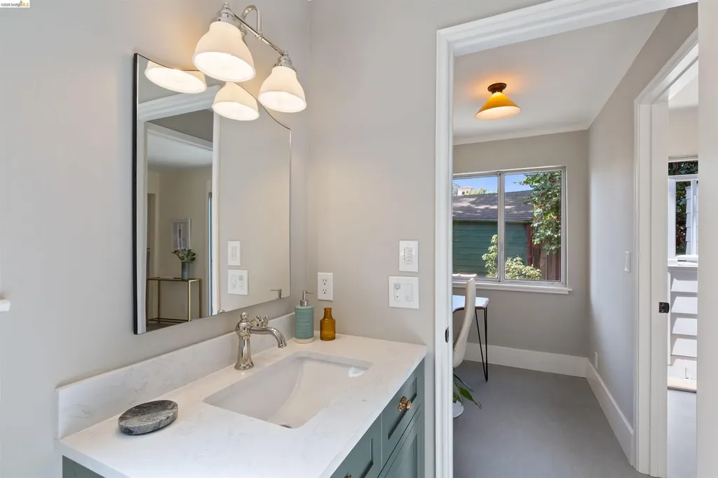 33 Ramona Avenue Oakland CA 94611