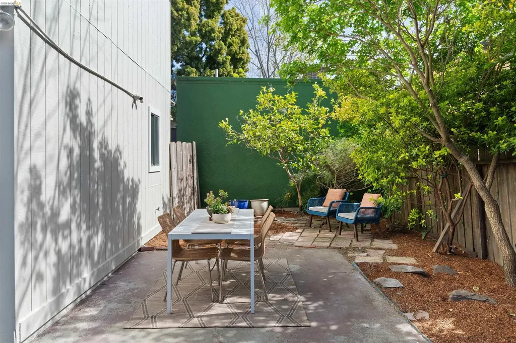 33 Ramona Avenue Oakland CA 94611