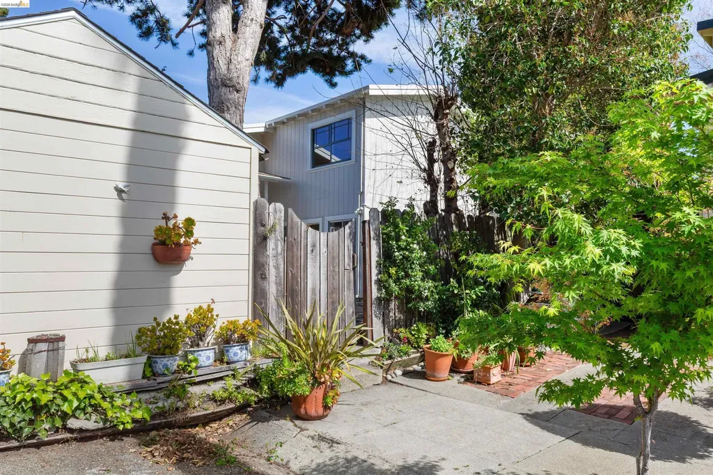 33 Ramona Avenue Oakland CA 94611