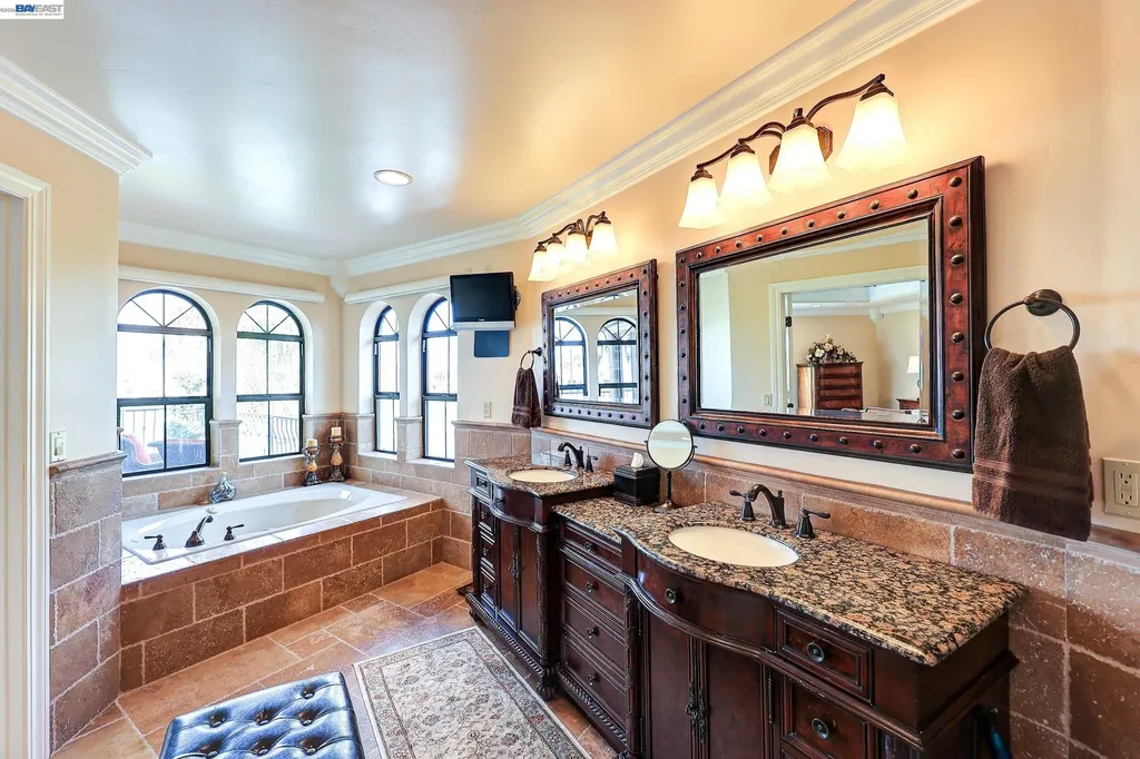 1310 Hampton Court Discovery Bay CA 94505