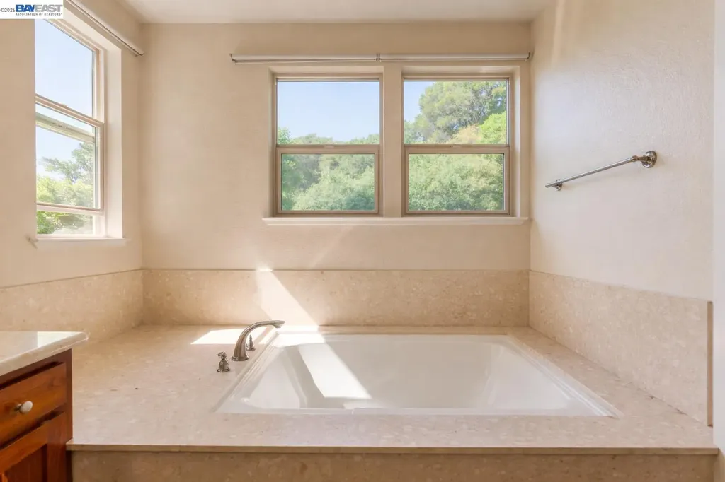 6401 Blue Rock Court Oakland CA 94605