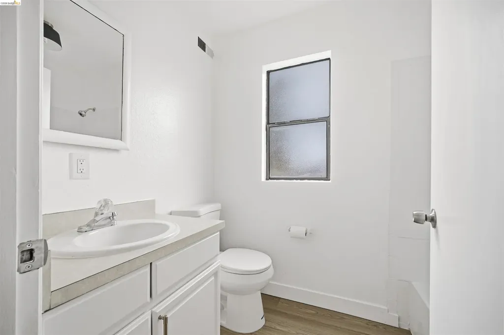 10933 Julius Street Oakland CA 94605