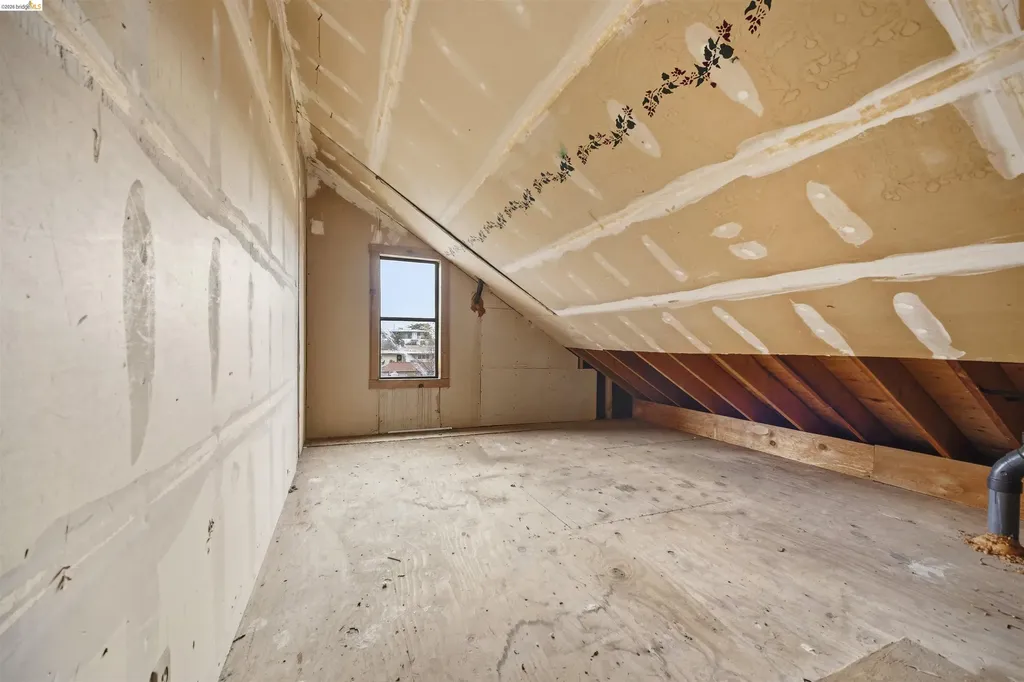 10933 Julius Street Oakland CA 94605