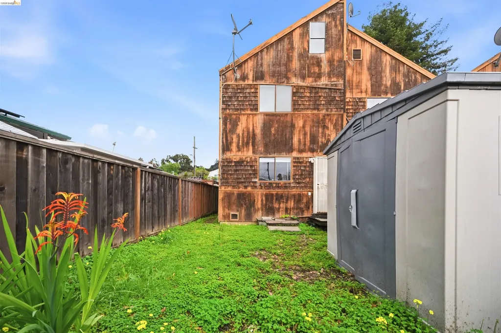 10933 Julius Street Oakland CA 94605