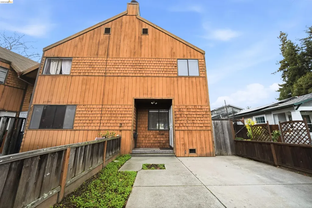 10933 Julius Street Oakland CA 94605