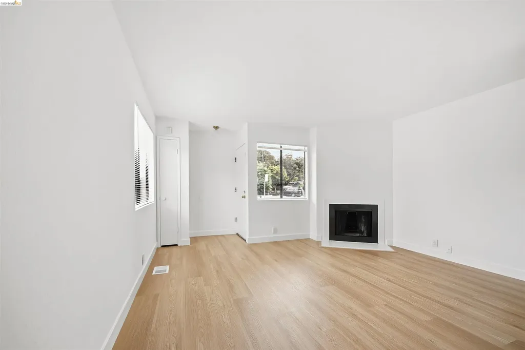 10933 Julius Street Oakland CA 94605