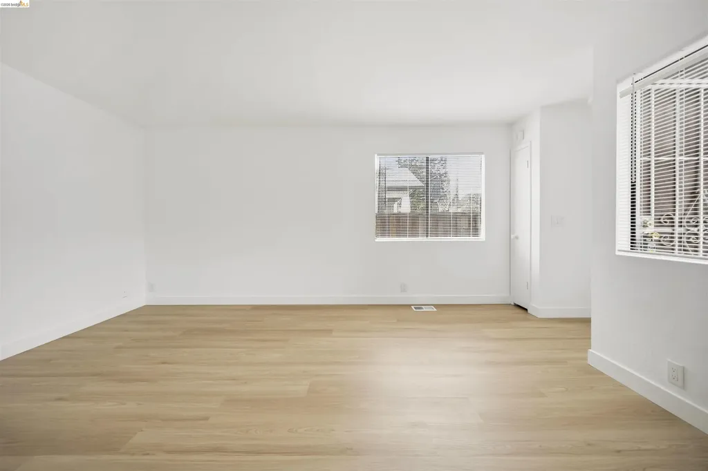 10933 Julius Street Oakland CA 94605