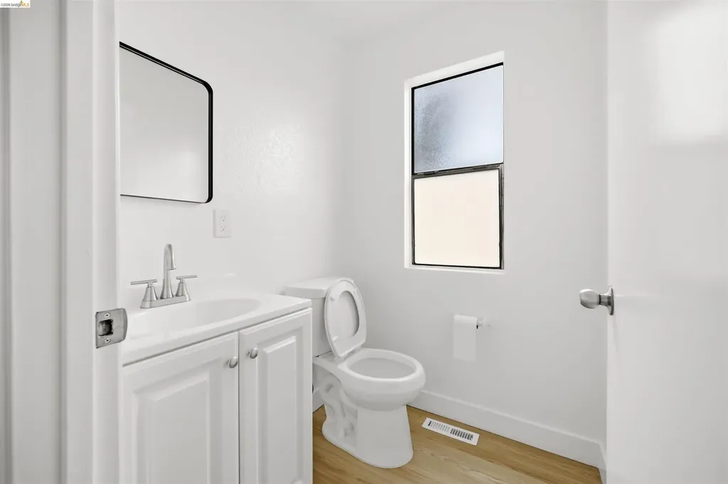10933 Julius Street Oakland CA 94605