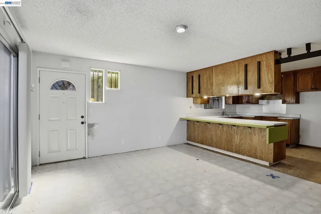2550 Damuth Street Oakland CA 94602