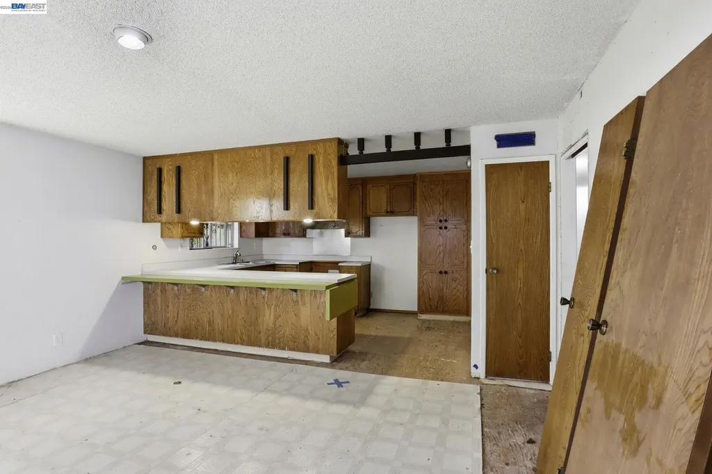2550 Damuth Street Oakland CA 94602
