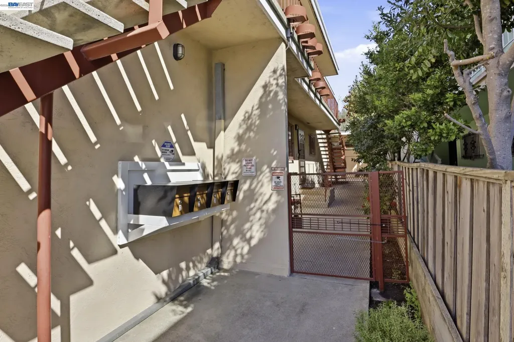 2550 Damuth Street Oakland CA 94602