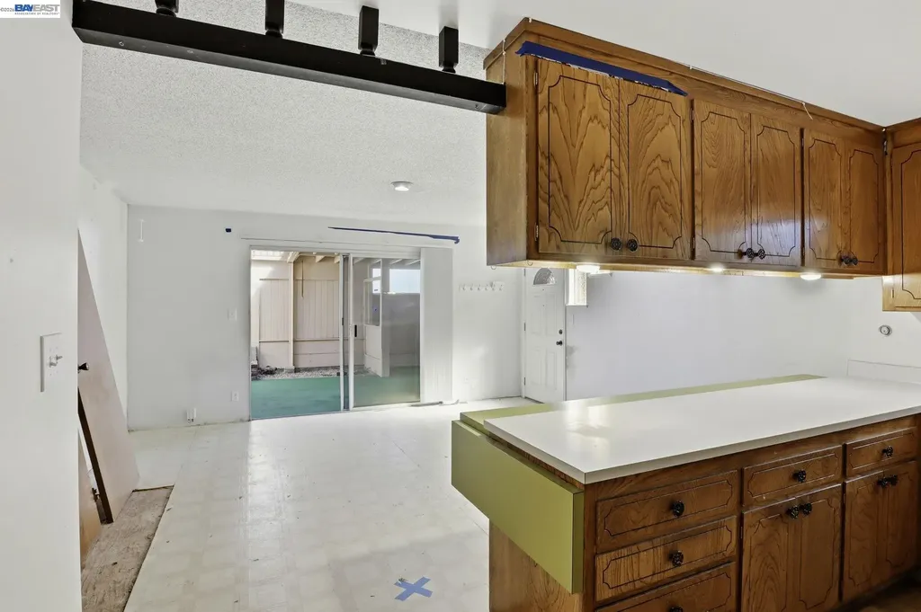 2550 Damuth Street Oakland CA 94602