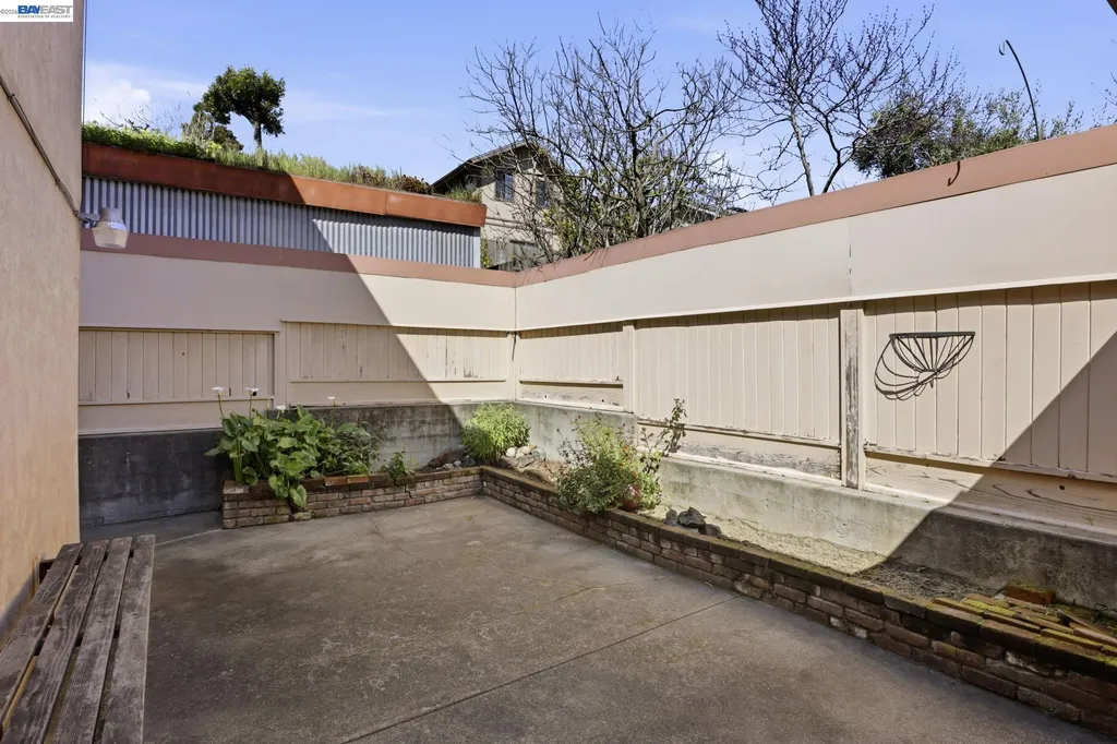 2550 Damuth Street Oakland CA 94602