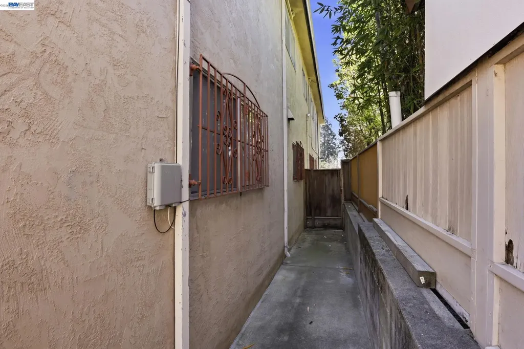 2550 Damuth Street Oakland CA 94602