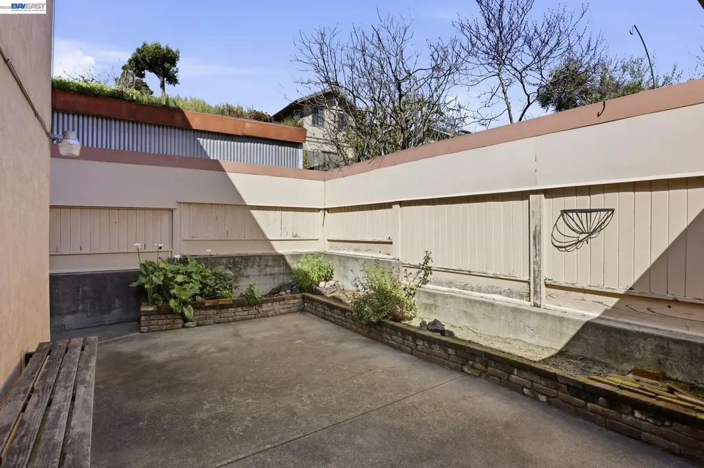 2550 Damuth Street Oakland CA 94602