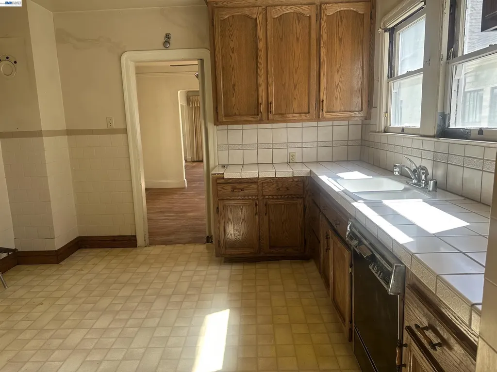 2533 Harrington Avenue Oakland CA 94601