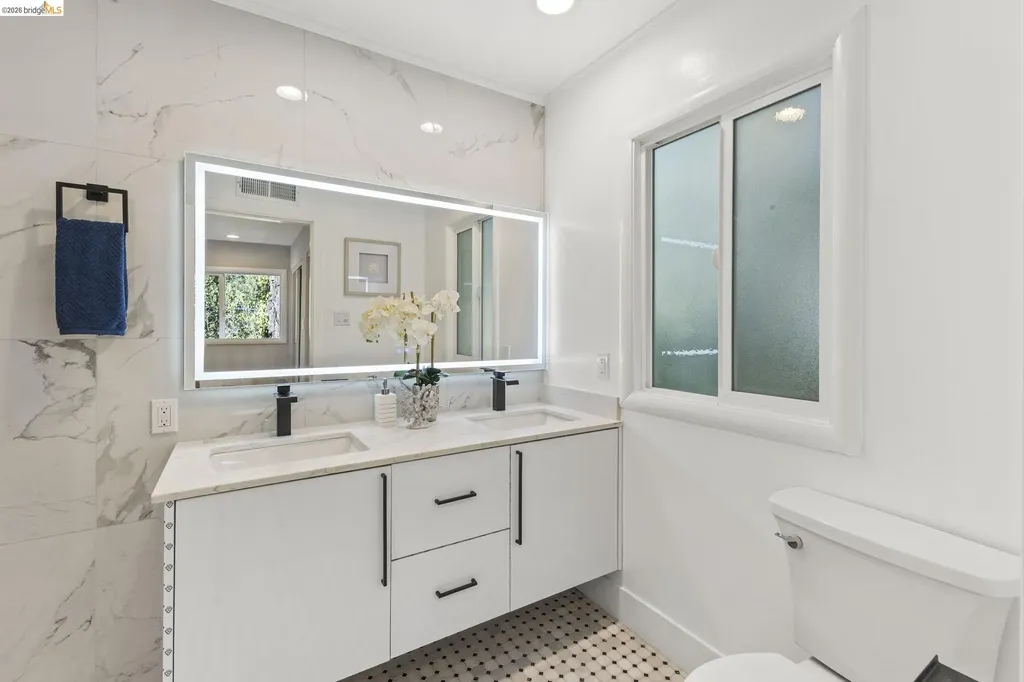 64 Valencia Road Orinda CA 94563
