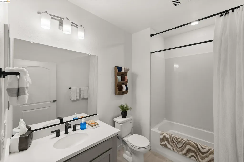 2836 Tradewind Drive Alameda CA 94501
