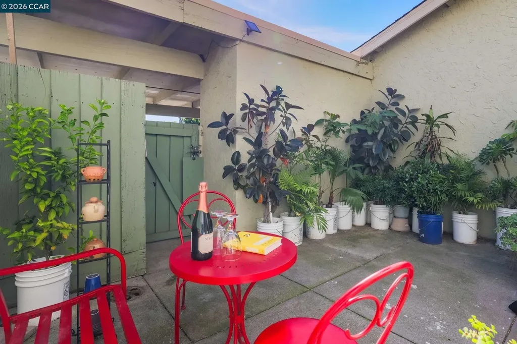 61 Meadowbrook Circle Pittsburg CA 94565